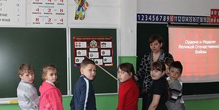 Литературно - музыкальная композиция "Спасибо вам, ветераны!" Цель: воспитание уважения к подвигу своего народа.